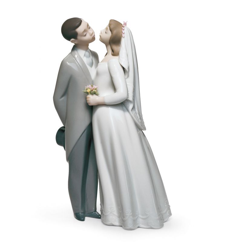 Lladro A Kiss to Remember Couple Figurine