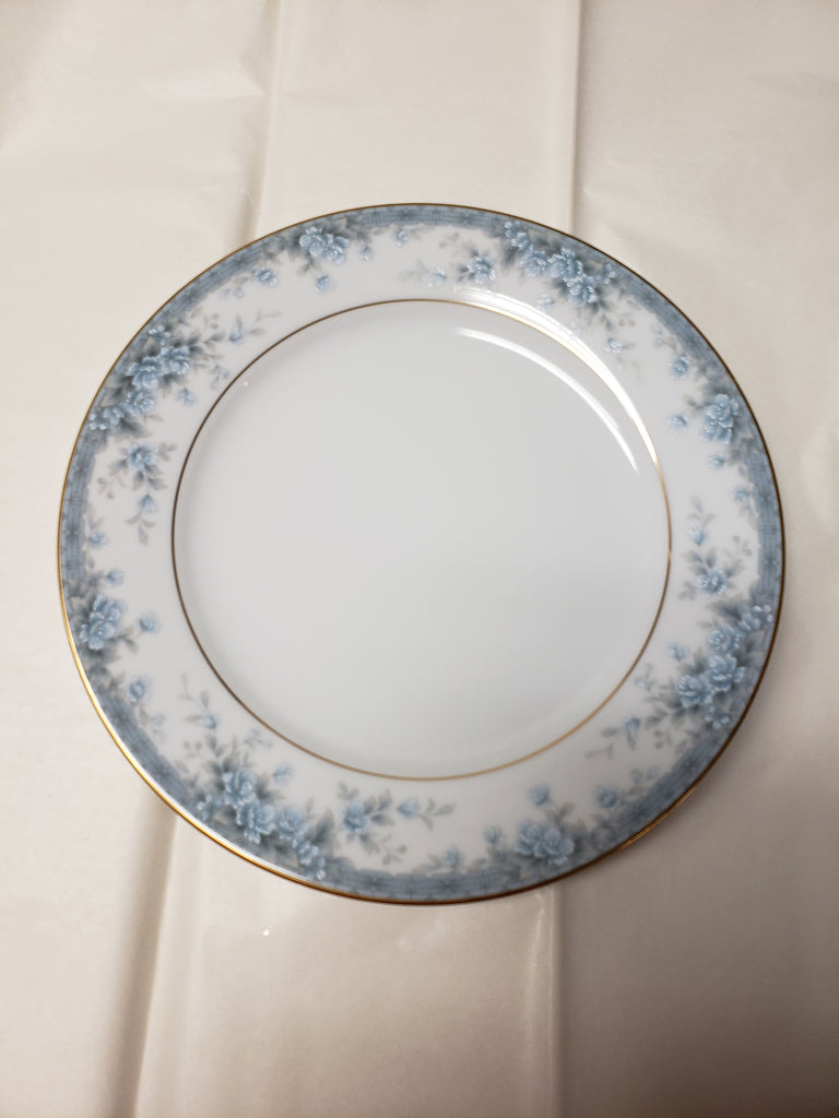 Blue Hill Dinner Plate by Noritake