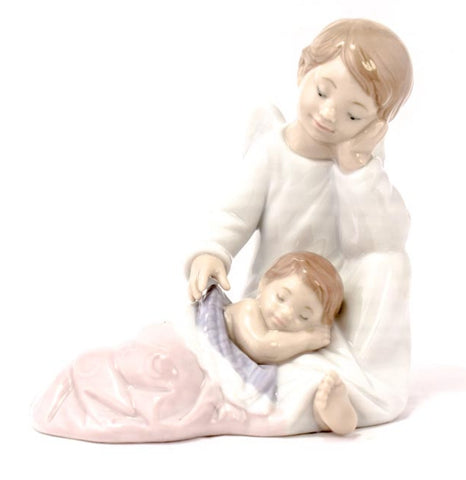 Lladro A Kiss to Remember Couple Figurine